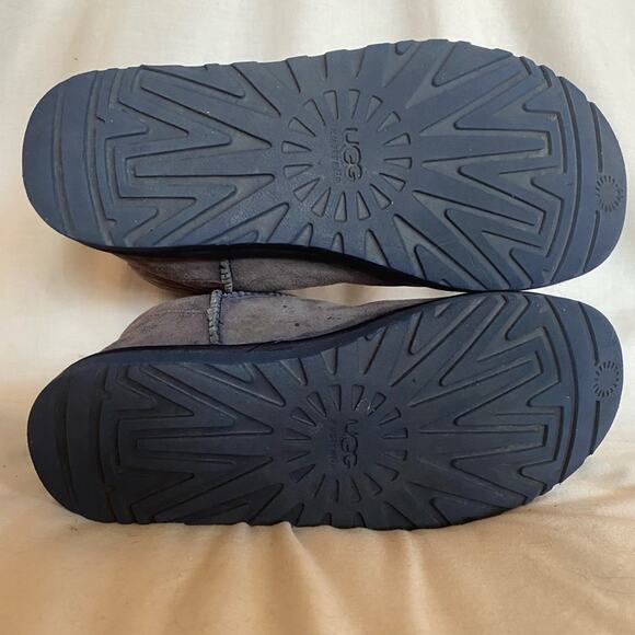 Uggs Sz 8 Gray Suede Faux Fur Lined Embellished w/crystal bows and logo - Picture 7 of 9